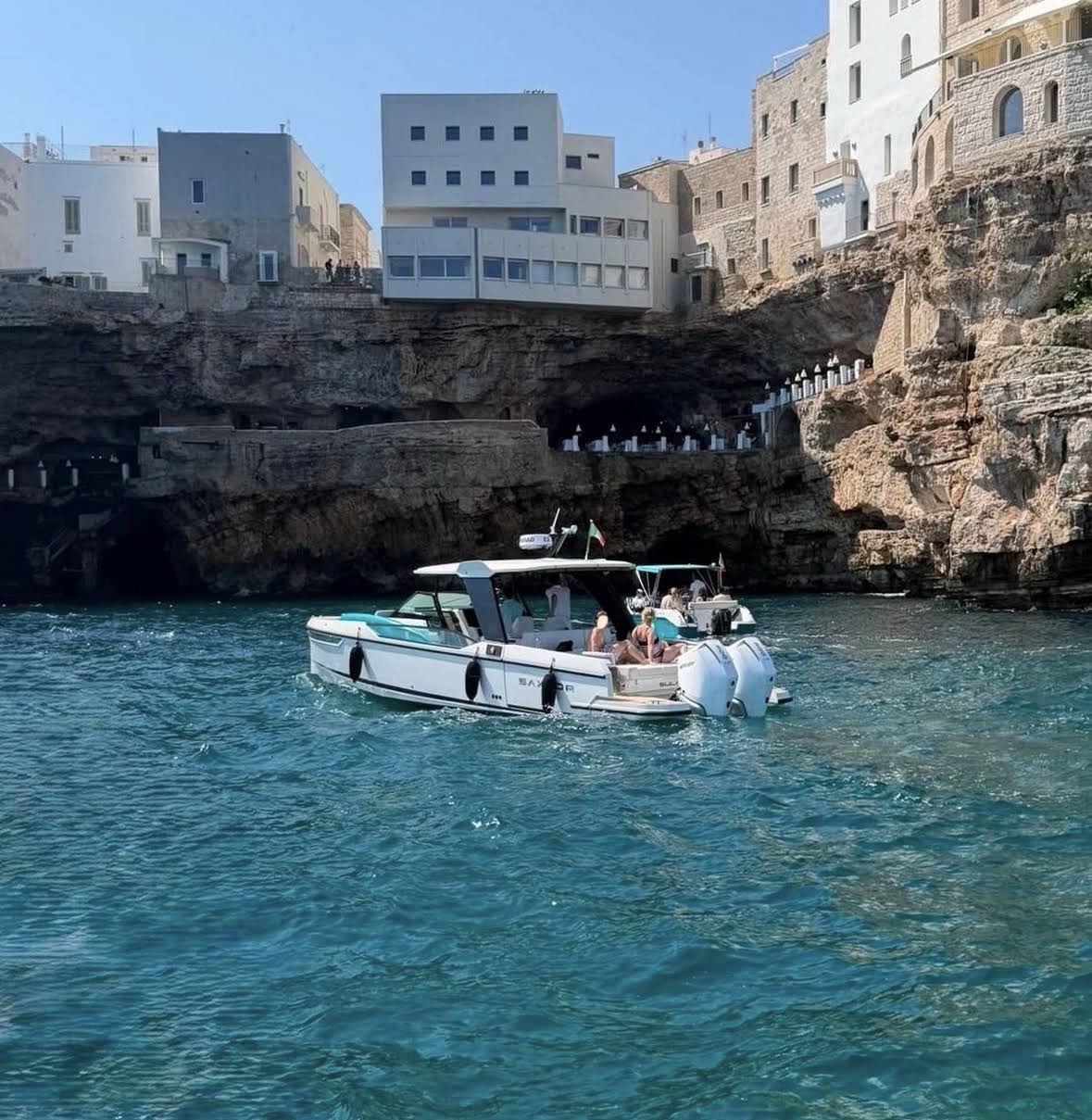 Barca Sulay Charter nel mare cristallino di Polignano a Mare